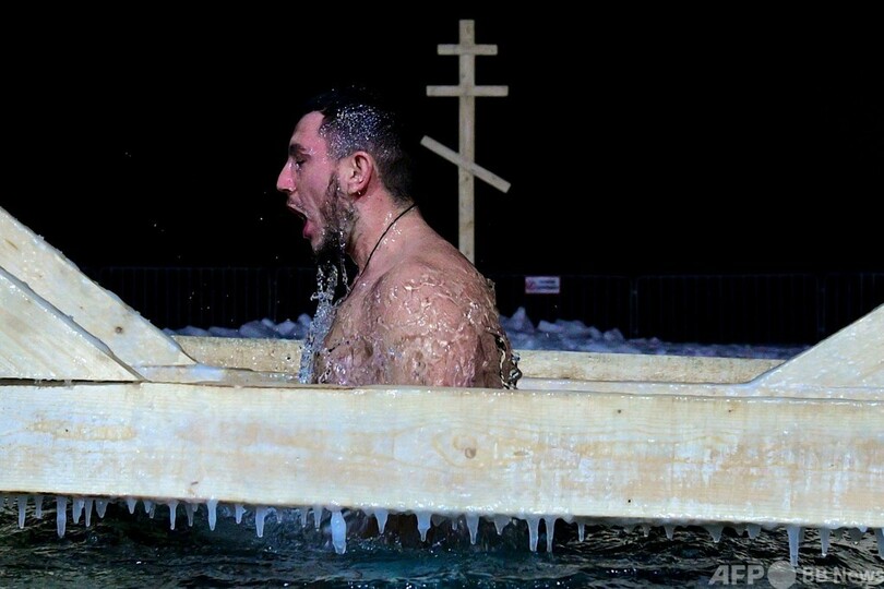 プーチン氏、上半身裸で冷たい水に漬かる ロシア正教の神現祭
