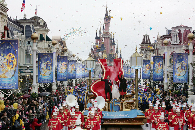 ディズニーランド パリ開園15周年の記念パレード開催 フランス 写真6枚 国際ニュース Afpbb News