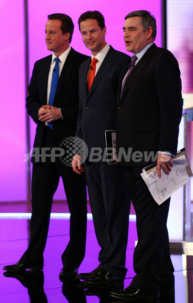 英総選挙前最後の討論会、保守党キャメロン氏がリード