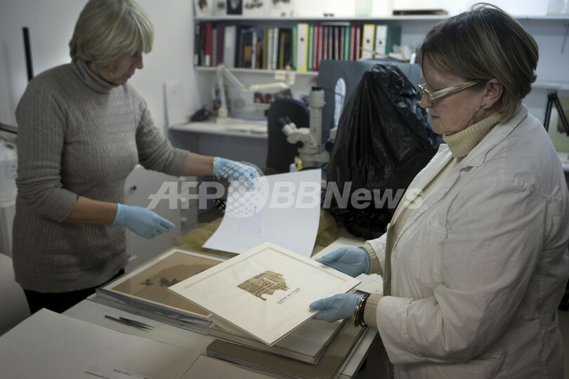 死海文書をセロハンテープから救出、女性4人が奮闘 イスラエル