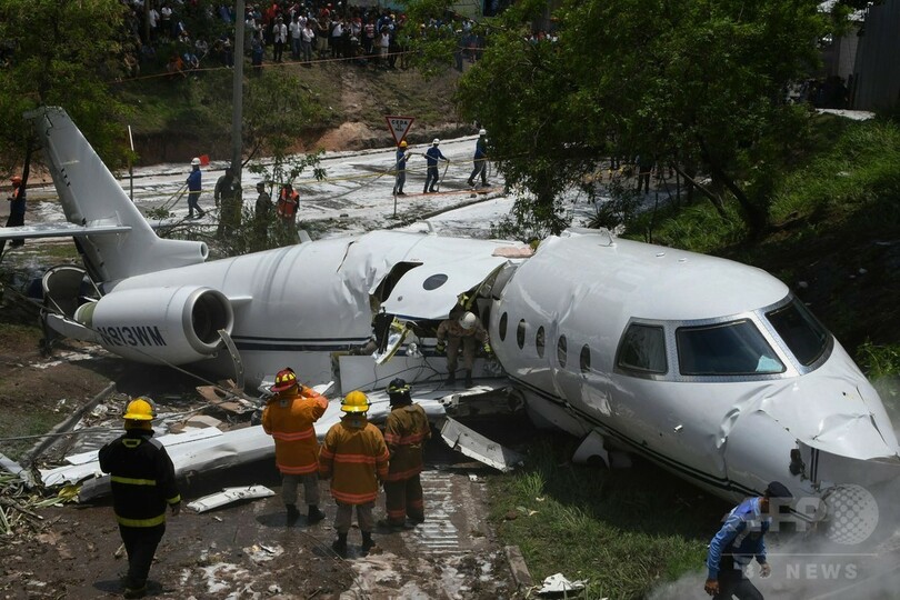 滑走路外れた航空機が大破、6人負傷 ホンジュラス