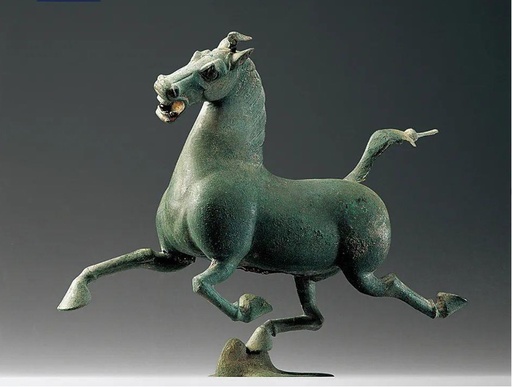 中国骨董　銅器　銅奔馬　馬踏飛燕　馬、飛燕を踏む 中国骨董 銅器 銅奔馬 馬踏飛燕 馬、飛燕を踏む - メルカリ