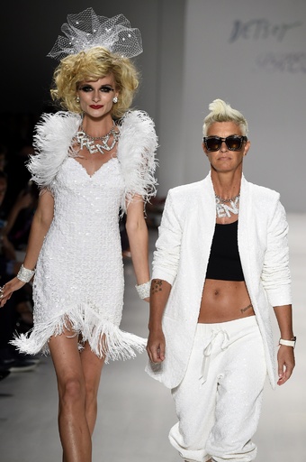 愛いっぱいのウェディングドレス、「ベッツィー・ジョンソン」15年春夏