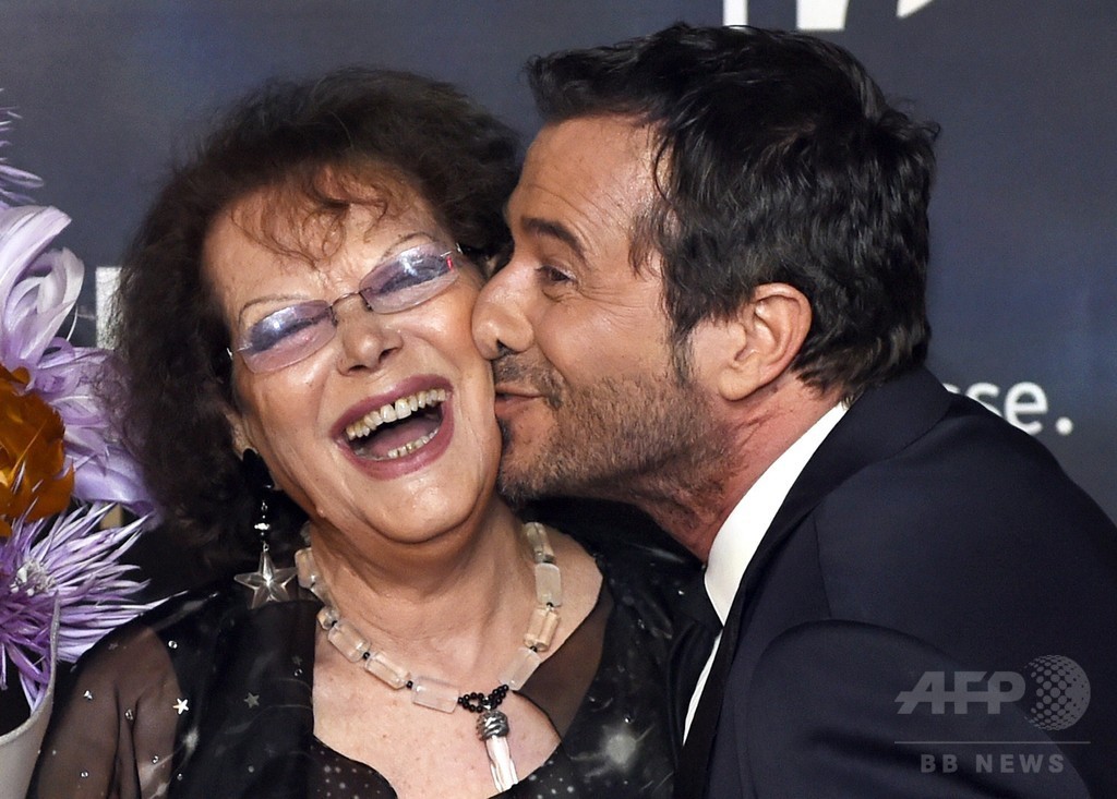 イーキン・イン、ベスト・ファッション・デザイナー賞受賞