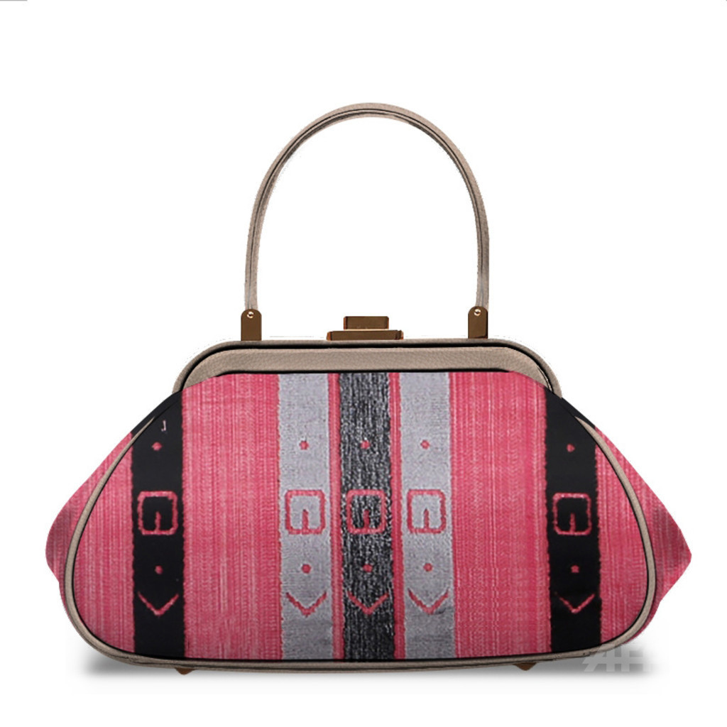 「ロベルタ ディ カメリーノ」カスタムバッグ、SNSでシェアも