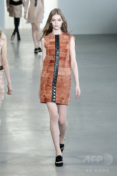 フェミニンさを併せ持つ強い女性をイメージ、「カルバン クライン コレクション」15/16年秋冬