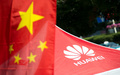中国の通信機器メーカー、華為技術（ファーウェイ）のロゴ（右）と中国国旗（2014年10月1日撮影、資料写真）。(c)AFP PHOTO / JOHANNES EISELE
