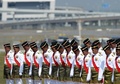 マレーシアのクアラルンプール国際空港（Kuala Lumpur International Airport）で、ウクライナ東部で撃墜されたとされるマレーシア航空（Malaysia Airlines）MH17便に搭乗していたマレーシア人の遺体を迎える式典で、黙とうする国軍兵士ら（2014年8月22日撮影）。(c)AFP/MANAN VATSYAYANA