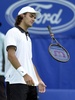 全豪オープンテニス、男子シングルス3回戦。ラケットをたたきつけたロジャー・フェデラー（2000年1月22日撮影）。(c)AFP/MANDEL NGAN