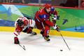 2010年%%バンクーバー冬季五輪%%アイスホッケー男子準々決勝、ロシア対カナダ。試合は第1ピリオドに4得点を奪ったカダナが7-3で勝利し、準決勝に進んだ。

　準決勝でカナダは、連覇を目指すスウェーデンとスロバキアの勝者と対戦する。

　写真はロシアのアレクサンダー・オベチキン（%%Alexander Ovechkin%%）とパックを競り合うカナダのスコット・ニーダマイヤー（%%Scott Niedermayer%%、左）。（2010年2月24日撮影）(c)AFP/Getty Images/Alex Livesey