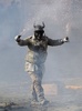 スペイン南東部イビで開催された軍服姿の参加者たちが小麦粉や生卵をかけあう毎年恒例の祭り「エルス・エンファリナッツ」の様子（2019年12月28日撮影）。(c)AFP/JAIME REINA
