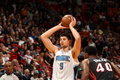 12-13NBAは6日、各地で試合が行われ、マイアミ・ヒート（Miami Heat）は97-96でオーランド・マジック（Orlando Magic）に辛勝し、連勝を16に伸ばした。

ボールをキープするオーランド・マジックのニコラ・ブーチェビッチ（Nikola Vucevic、2013年3月6日撮影）。(c)AFP/Getty Images/NBAE/Issac Baldizon