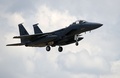 英イングランド東部サフォークのレイクンヒース英空軍基地への着陸体勢に入った米軍のF15戦闘機（2020年6月15日撮影）。(c)CHRIS RADBURN / AFP