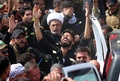 イラク南部バスラで営まれたイスラム教シーア派系民兵組織「人民動員隊」のベテラン狙撃手アブ・タフシン・サルヒ氏の葬儀の参列者ら（2017年9月30日撮影）。(c)AFP/HAIDAR MOHAMMED ALIALI