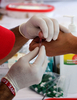 メキシコの首都メキシコ市（Mexico City）で行われた、「エイズ医療財団（AIDS Healthcare Foundation、AHF）」によるコンドームの使用を普及させる世界キャンペーン｢ラブ・コンドーム（Love Condoms）｣。写真は、エイズ検査を受ける人（2009年8月28日撮影）。(c)AFP/Luis ACOSTA