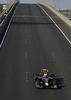 プロモーションの一環でメルボルン（Melbourne）市内のボルト・ブリッジ（Bolte Bridge）をF1マシンで走行するレッドブル（Red Bull）のマーク・ウェーバー（Mark Webber、2011年3月19日撮影）。(c)AFP PHOTO/Australian Grand Prix Corporation/Paul CROCK