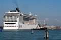 イタリアのベネチアで、観光船と衝突して停泊する大型クルーズ船MSCオペラ（2019年6月2日撮影）。(c)Andrea PATTARO / AFP