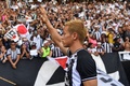 カンピオナート・ブラジレイロ（ブラジル全国選手権）1部ボタフォゴFRの入団発表会で、ファンの歓声に応える本田圭佑（2020年2月8日撮影）。(c)Mauro Pimentel / AFP
