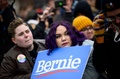 米ニューヨークのブルックリン地区で、バーニー・サンダース上院議員の選挙集会の開始を待つ支持者（2019年3月2日撮影）。(c)Johannes EISELE / AFP
