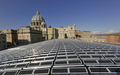 バチカン市国の「パウロ6世（Paul VI）ホール」の屋根に設置された太陽光発電パネル（2008年11月26日撮影）。(c)AFP/ANDREAS SOLARO