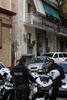 ギリシャ・アテネで、手紙爆弾事件の容疑者として逮捕された男のアパート前に集まった警察官ら(2017年10月28日撮影)。(c)AFP/Angelos Tzortzinis