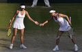 テニス、ウィンブルドン選手権（The Championships Wimbledon 2013）は6日、女子ダブルス決勝が行われ、謝淑薇（Su-Wei Hsieh）/彭帥（Shuai Peng）組が7-6、6-1でアシュリー・バーティ（Ashleigh Barty）/ケーシー・デラクア（Casey Dellacqua）組に勝利し、優勝を果たした。

試合に臨む彭帥（左）と謝淑薇（右、2013年7月6日撮影）。(c)AFP/ADRIAN DENNIS