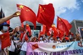 香港政府庁舎の近くで行われた集会で乾杯する親中国派（2020年6月30日撮影）。(c)Anthony WALLACE / AFP