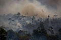 ブラジル北部パラ州で、アマゾン盆地の熱帯雨林で発生した火災の煙（2019年8月27日撮影）。(c)Joao Laet / AFP 