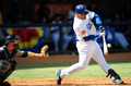 安打を放つドジャースの%%John Lindsey%%（右）。(c)AFP/Getty Images/Frederic J. BROWN