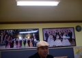 韓国・ソウル（Seoul）北郊の議政府（Uijeongbu）市にある結婚仲介業者のオフィスで、壁に飾られた国際結婚カップルの写真（2014年2月26日撮影）。(c)AFP/Ed Jones