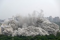 インド・ニューデリー郊外のノイダに立つ超高層住宅「ツインタワーズ」の爆破解体の様子（2022年8月28日撮影）。(c)Sajjad HUSSAIN / AFP