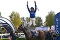 競馬、ブリティッシュ・チャンピオンズデー。ロングディタンスカップをトローラーマンで制し、「デットーリジャンプ」を披露するフランキー・デットーリ騎手（2023年10月21日撮影）。(c)Glyn KIRK / AFP