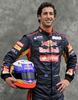 メルボルン（Melbourne）で開催された12F1開幕戦オーストラリアGP（Australian Grand Prix 2012）で写真撮影が行われ、各チームのドライバーが参加した。

ダニエル・リチャルド（Daniel Ricciardo）／トロ・ロッソ（Toro Rosso）

誕生日：1989/07/01
通算優勝回数：0
通算獲得ポイント：0
グランプリ出走回数：11
ポールポジション獲得回数：0
表彰台：0
F1初出走：2011年英国GP
最高成績：18位
2011年総合成績：27位

ポーズをとるダニエル・リチャルド（2012年3月15日撮影）。(c)AFP/Paul CROCK