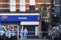 英ロンドン南部のストリーサム・ハイロードで、襲撃事件の捜査を行う警察官ら（2020年2月3日撮影）。(c)AFP/DANIEL LEAL-OLIVAS 