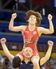 レスリング・女子フリースタイル55キロ級を制し栄和人（%%Kazuhito Sakae%%）監督に肩車されながら歓喜する吉田沙保里。（2008年8月16日撮影）(c)AFP/TOSHIFUMI KITAMURA