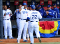本塁打を放ちチームメイトのマット・ケンプ（%%Matt Kemp%%、中央）に迎えられるドジャースのジョージ・ロンバード（%%George Lombard%%、中央右）。(c)AFP/Getty Images/Frederic J. BROWN