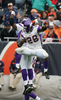 第3Qにタッチダウンを奪いチームメイトと共に歓喜するバイキングスのエイドリアン・ピーターソン（%%Adrian Peterson%%、手前）。(c)AFP/Getty Images Jonathan Daniel