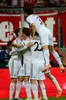 サッカー欧州チャンピオンズリーグ2013-14（UEFA Champions League 2013-14）準決勝第2戦、バイエルン・ミュンヘン（Bayern Munich）対レアル・マドリード（Real Madrid）。前半34分にクリスティアーノ・ロナウド（Cristiano Ronaldo）が決めた3点目を喜ぶレアル・マドリードの選手（2014年4月29日撮影）。(c)AFP/JOHN MACDOUGALL