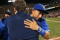 15MLB、ボルティモア・オリオールズ対トロント・ブルージェイズ。チーム関係者と地区優勝を喜ぶトロント・ブルージェイズの川崎宗則（右、2015年9月30日撮影）。(c)AFP/Getty Images/Patrick Smith
