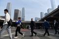 中国・北京で、通りを歩く人々（2021年5月11日撮影）。(c)GREG BAKER / AFP