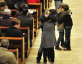 ドイツ南部ウィネンデン（Winnenden）の教会で抱き合う女生徒たち（2009年3月11日撮影）。(c)AFP/DDP/TORSTEN SILZ