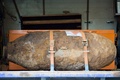 独ケルンで見つかり、トラックに載せられた第2次世界大戦の不発弾（2015年5月27日撮影）。(c)AFP/DPA/ROLF VENNENBERND