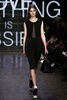 米ニューヨーク市内で発表された「DKNY」15/16年秋冬コレクション（2015年2月15日撮影）。(c)AFP/Getty Images/Neilson Barnard