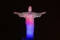 ブラジル・リオデジャネイロ（Rio de Janeiro）のコルコバード（Corcovado）の丘に立つ、ロシア国旗の色に染め上げられた巨大なキリスト像（Christ the Redeemer、2014年6月11日撮影）。(c)AFP/YASUYOSHI CHIBA