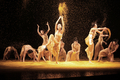 台湾のダンスカンパニー、クラウド・ゲート・ダンスシアター（Cloud Gate Dance Theatre、雲門舞集）の公演「Vagrants（放浪者たち）」が1日、北京（Beijing）の中国国家大劇院（National Grand Theatre）で始まった。

台湾から持ち込んだ3トンの米粒を使った舞台で、チケットが売り切れるほどの盛況ぶりになっている（2011年4月1日撮影）。(c)AFP/GOU YIGE