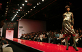 2008年3月12日、インド・ニューデリー市内で発表されたSuneet Varmaの08/09年秋冬コレクション。(c)AFP/Manpreet ROMANA