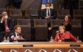 ベルギー・ブリュッセルで開かれた北大西洋条約機構（NATO）首脳会議でドイツのアンゲラ・メルケル首相（右）と話すフランスのエマニュエル・マクロン大統領（左、2021年6月14日撮影）。(c)Olivier Matthys / POOL / AFP
