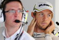 09F1第15戦日本GP（%%Japanese Grand Prix 2009%%）。フリー走行を控え、ピットで待機するブラウンGP（%%Brawn GP%%）のジェンソン・バトン（%%Jenson Button%%、右）。（2009年10月2日撮影）(c)AFP/Toru YAMANAKA