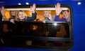 オランダのアレキサンダー皇太子（Crown Prince Willem-Alexander）とマキシマ皇太子妃（Princess Maxima）が15日、アメリア王女（Princess Amalia）、アレクシア王女（Prinecess Alexia）、アリアン王女（Prinecess Ariane）と共に王室専用客車で、オーストリアのレッヒ（Lech）に向けてアムステルダム（Amsterdam）中央駅を出発した（2013年2月15日撮影）。(c)AFP/ANP/ROBIN UTRECHT
