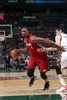 12-13NBAは28日、プレーオフ1回戦（7回戦制）が各地で行われ、マイアミ・ヒート（Miami Heat）は88-77でミルウォーキー・バックス（Milwaukee Bucks）を下し、4連勝でイースタンカンファレンス準決勝進出を決めた。

ミルウォーキー・バックスのアーサン・イリャソワ（Ersan Ilyasova、右）にドライブを仕掛けるマイアミ・ヒートのクリス・ボッシュ（Chris Bosh、2013年4月28日撮影）。(c)AFP/Getty Images/NBAE/Gary Dineen
